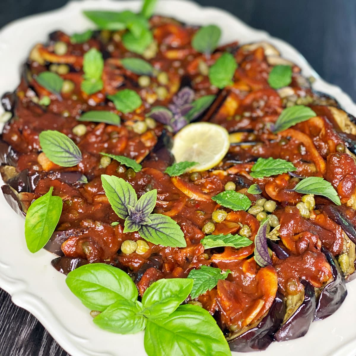 Gebackene Aubergine, Kapern und Zitrone