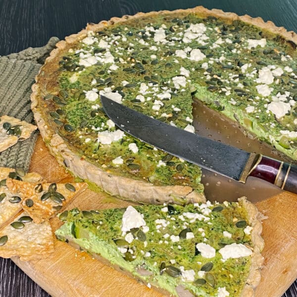 Grüne Gemüse-Quiche mit nussigen Kürbiskernen